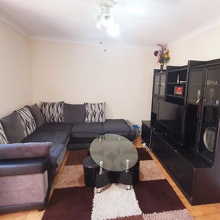 1 Bedroom Apartment Close To Slough Train Station Exterior foto
