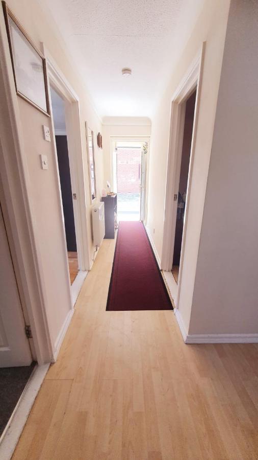 1 Bedroom Apartment Close To Slough Train Station Exterior foto