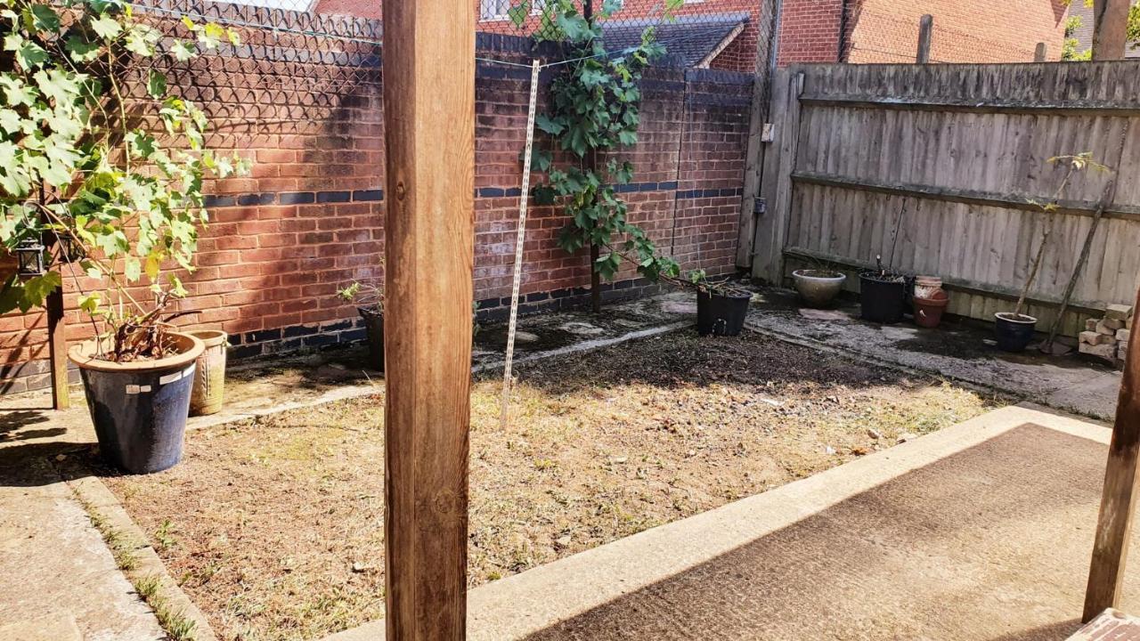 1 Bedroom Apartment Close To Slough Train Station Exterior foto