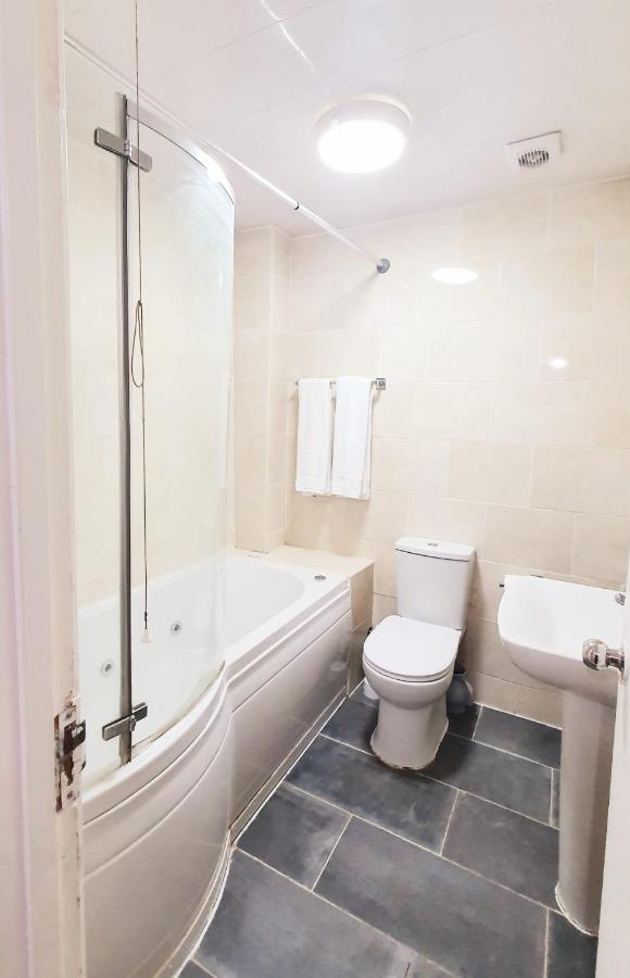 1 Bedroom Apartment Close To Slough Train Station Exterior foto