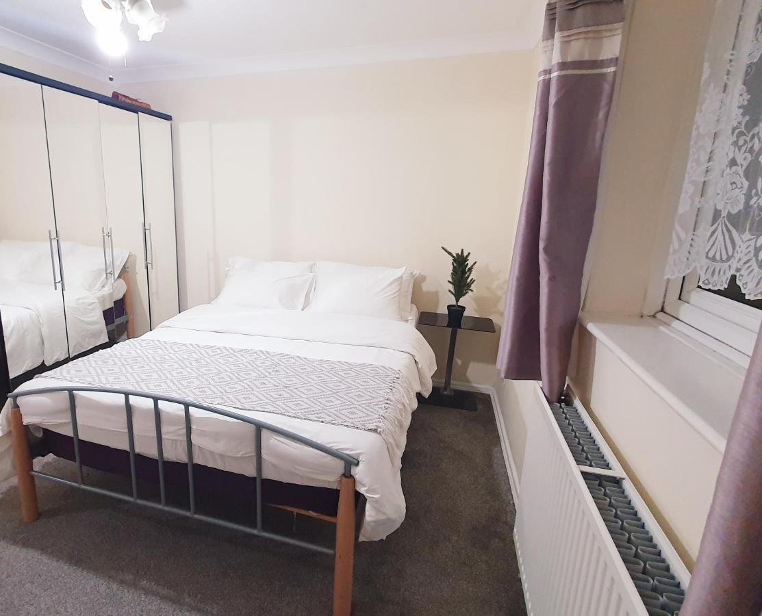1 Bedroom Apartment Close To Slough Train Station Exterior foto