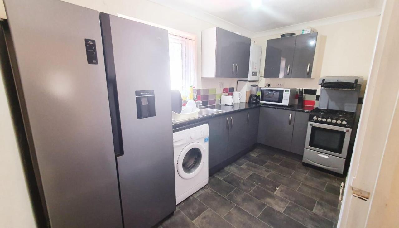 1 Bedroom Apartment Close To Slough Train Station Exterior foto