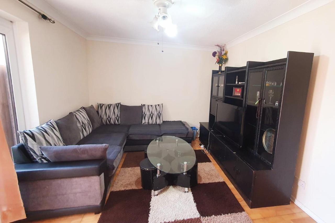 1 Bedroom Apartment Close To Slough Train Station Exterior foto