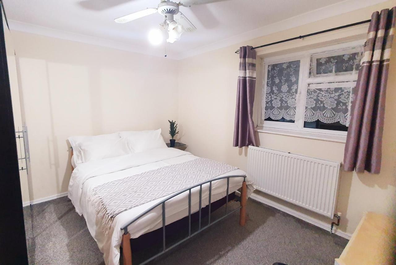 1 Bedroom Apartment Close To Slough Train Station Exterior foto