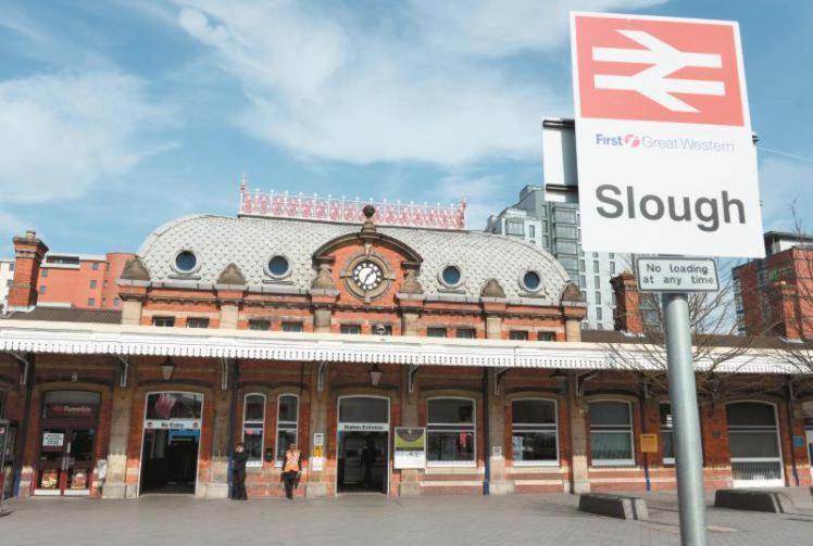 1 Bedroom Apartment Close To Slough Train Station Exterior foto
