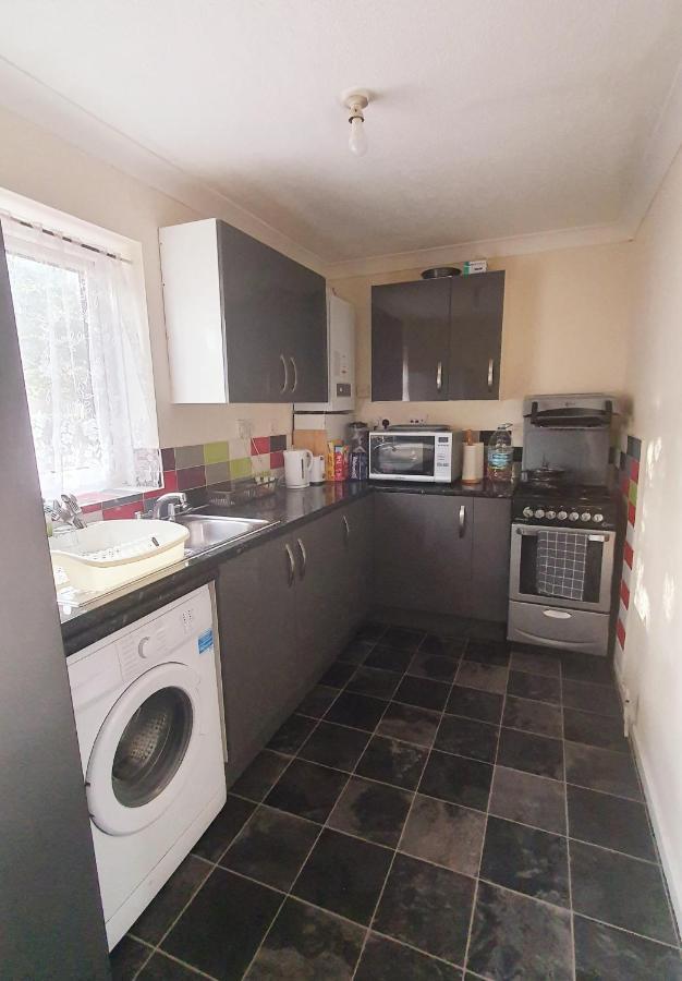 1 Bedroom Apartment Close To Slough Train Station Exterior foto