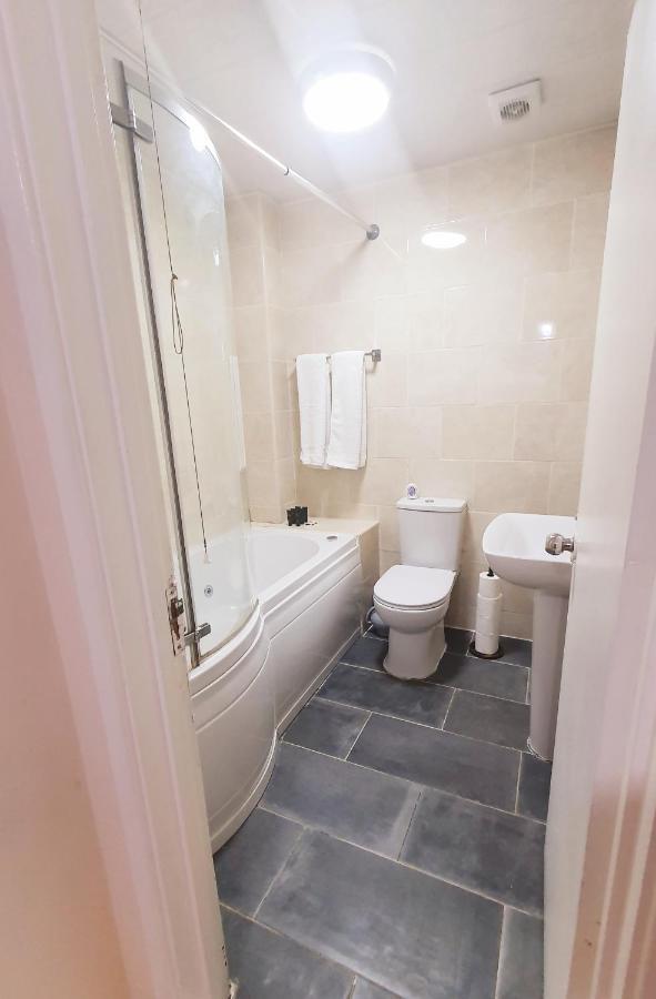 1 Bedroom Apartment Close To Slough Train Station Exterior foto