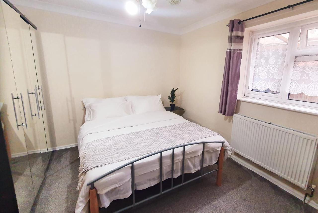 1 Bedroom Apartment Close To Slough Train Station Exterior foto